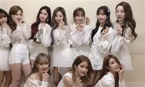 宇宙少女成员上台祝贺！恭喜多荣Solo出道曲获首一位！